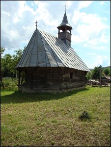 Lcauri de cult din Romnia; Biserica de lemn Sfinii Arhangheli; ; ; sec. XVIII; 1701; 1800; Biseric de lemn; ortodox; Orthodox; orthodoxe; STRUGURENI; CHIOCHI; Bistria Nsud; ; Arhiepiscopia Vadului, Feleacului i Clujului; Mitropolia Clujului, Albei, Crianei i Maramureului; 